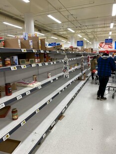 空旷超市内的购物者