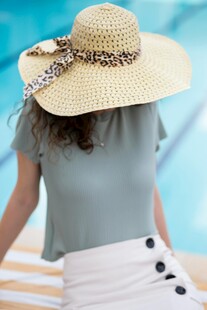 时尚女士戴草帽休闲装扮