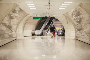 空旷地铁站内的自动扶梯