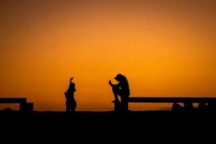 夕阳下的垂钓者剪影