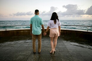 情侣海边漫步赏日落