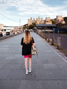 女孩独自行走在城市道路