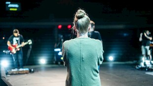 舞台前观众注视乐队表演