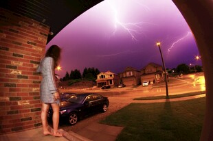 女孩于雨夜街边独自伫立
