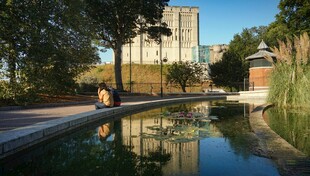 城市中静谧的水边风景