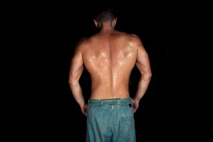 肌肉男背部健硕身形展示