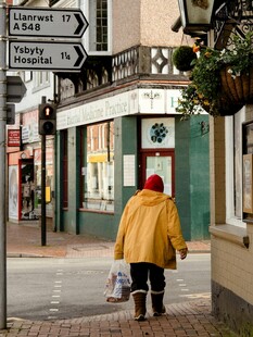 雨中行人走过街道商店