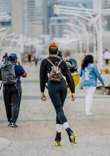 城市中轮滑出行的年轻人