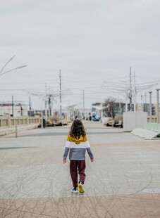 女孩独自漫步空旷街道