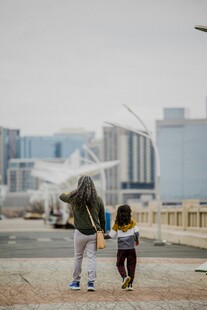 城市中漫步的两人身影