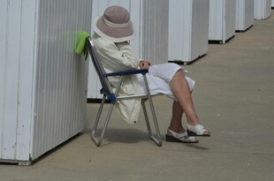 户外休憩的女士