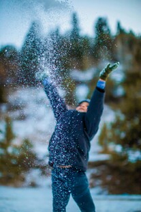 雪中欢脱男子抛洒雪花