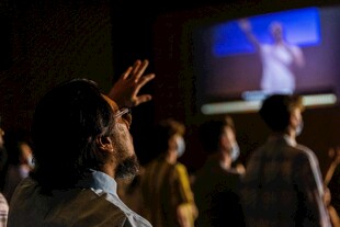 观众观影时激动高举手臂