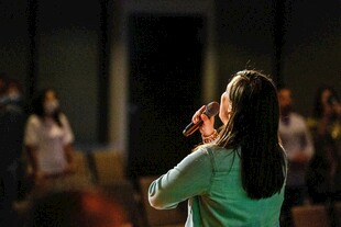 女孩舞台上专注演唱