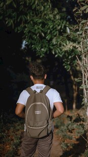 夜晚徒步者的背影