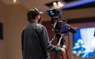 摄像师专注操作拍摄设备