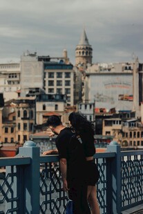 桥上旅人眺望城市风光