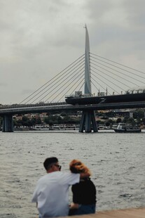 河畔情侣赏桥景
