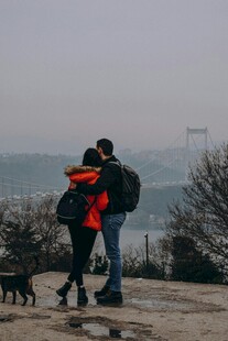 情侣山顶相拥伴宠物