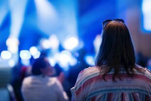 舞台前观众背影