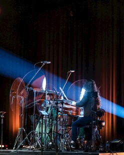 舞台上的炫酷架子鼓表演