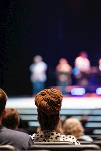 观众观看舞台演出场景