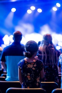 观众在舞台前观看演出