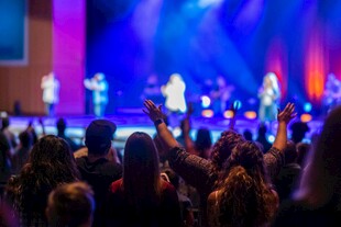 热闹的舞台演出场景