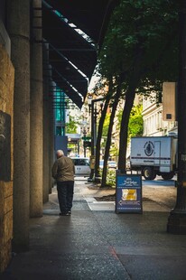 城市街道行人漫步景象