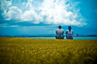 田野上 肩眺望远方的两人