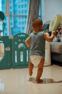 宝宝穿着尿布快乐学走路
