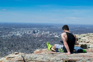 男子山顶俯瞰城市风景