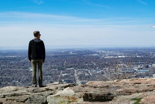 男子山顶俯瞰城市风光