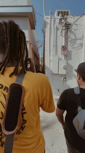 街头行走的两位背影青年