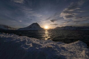 雪山日出壮丽美景