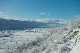 冬日雪景中的壮丽山川