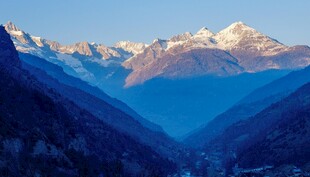 壮丽雪山山谷美景