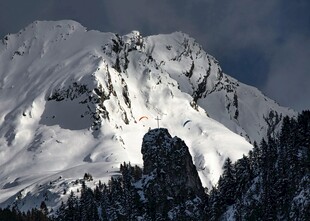 巍峨雪山壮丽景致
