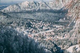 俯瞰雪覆山间小镇美景
