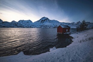 雪覆湖畔红屋的静谧美景