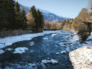 冬日山间河流雪景风光