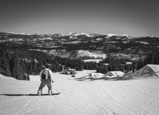 滑雪者于雪坡上的壮丽景致
