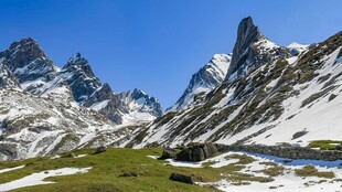 雪山下的翠绿山谷风光