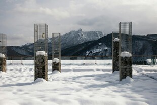 雪地中的金属结构与远山