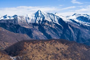 壮丽雪山与山间景色