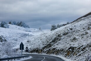 冬日山间蜿蜒雪路