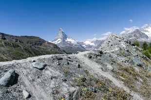 壮丽雪山下的崎岖山路