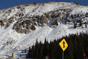 雪山路旁的黄色警示标志