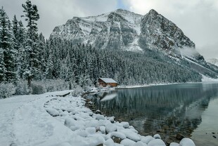 冬日雪山下的静谧湖泊