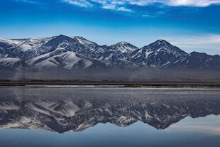 雪山倒映湖面绝美风光